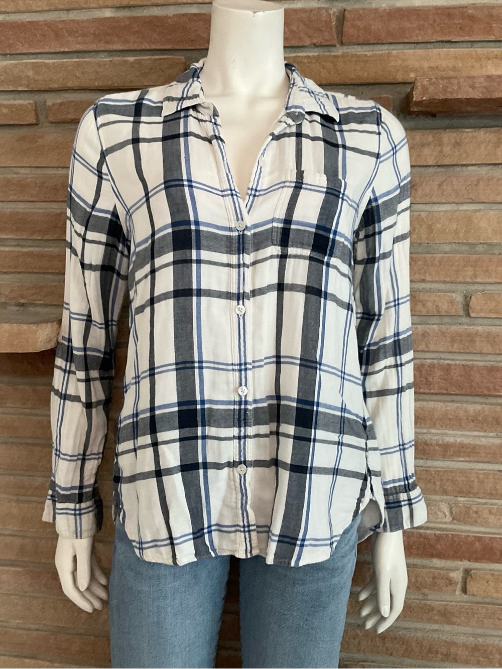 Women’s American Eagle Boyfriend Fit Plaid Shirt Roll Tab Sleeves Medium